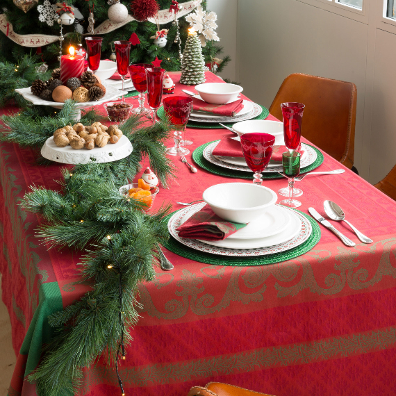 60 Christmas Dining Table Decor In Red And White - family holiday.net ...